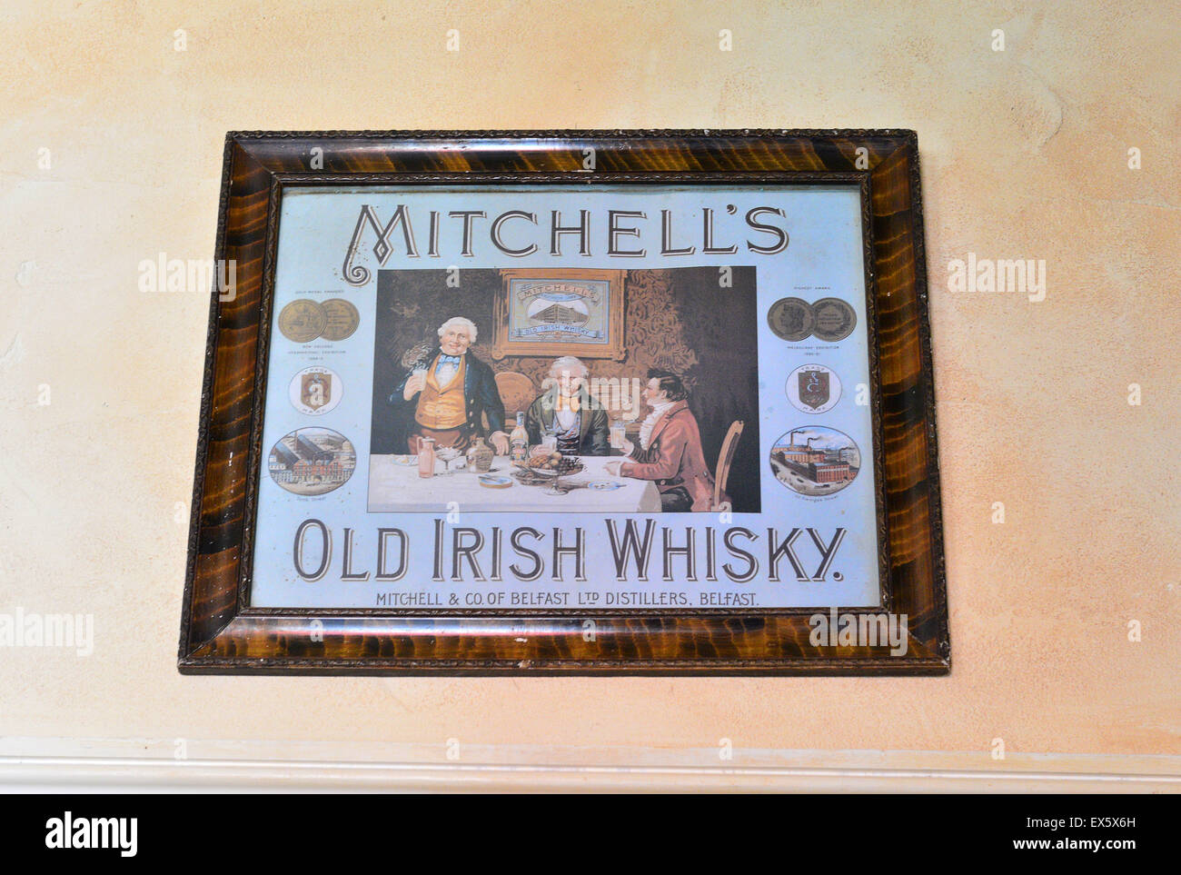 Metallo antico segno pubblicità Mitchell's Old Irish whiskey all'Ulster American Folk Park Foto Stock