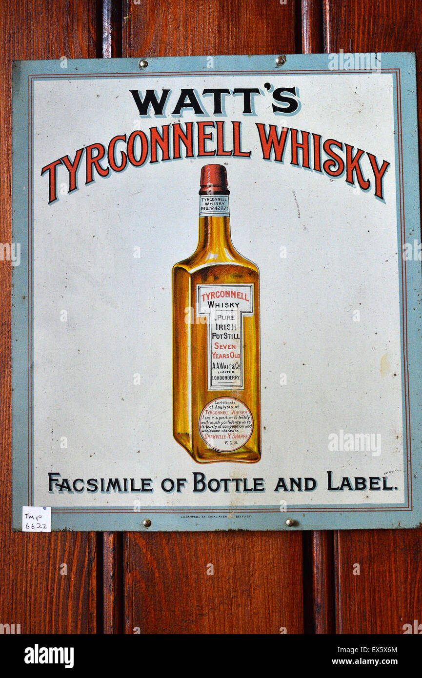 Metallo antico segno pubblicità di Watt whiskey Tryconnell all'Ulster American Folk Park Foto Stock