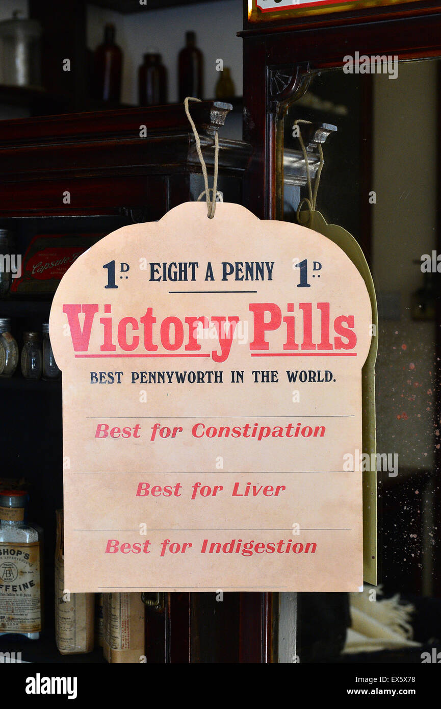 Segno nella vecchia farmacia pubblicità vittoria pillole al Ulster American Folk Park Foto Stock