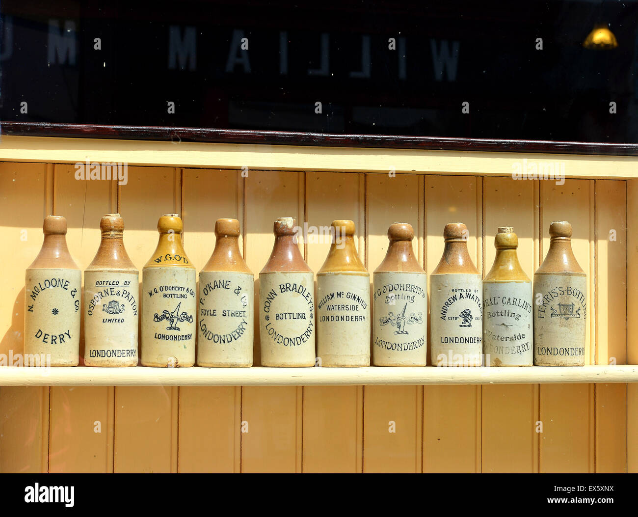 Ceramica vecchie bottiglie di birra sul display all'Ulster American Folk Park Foto Stock