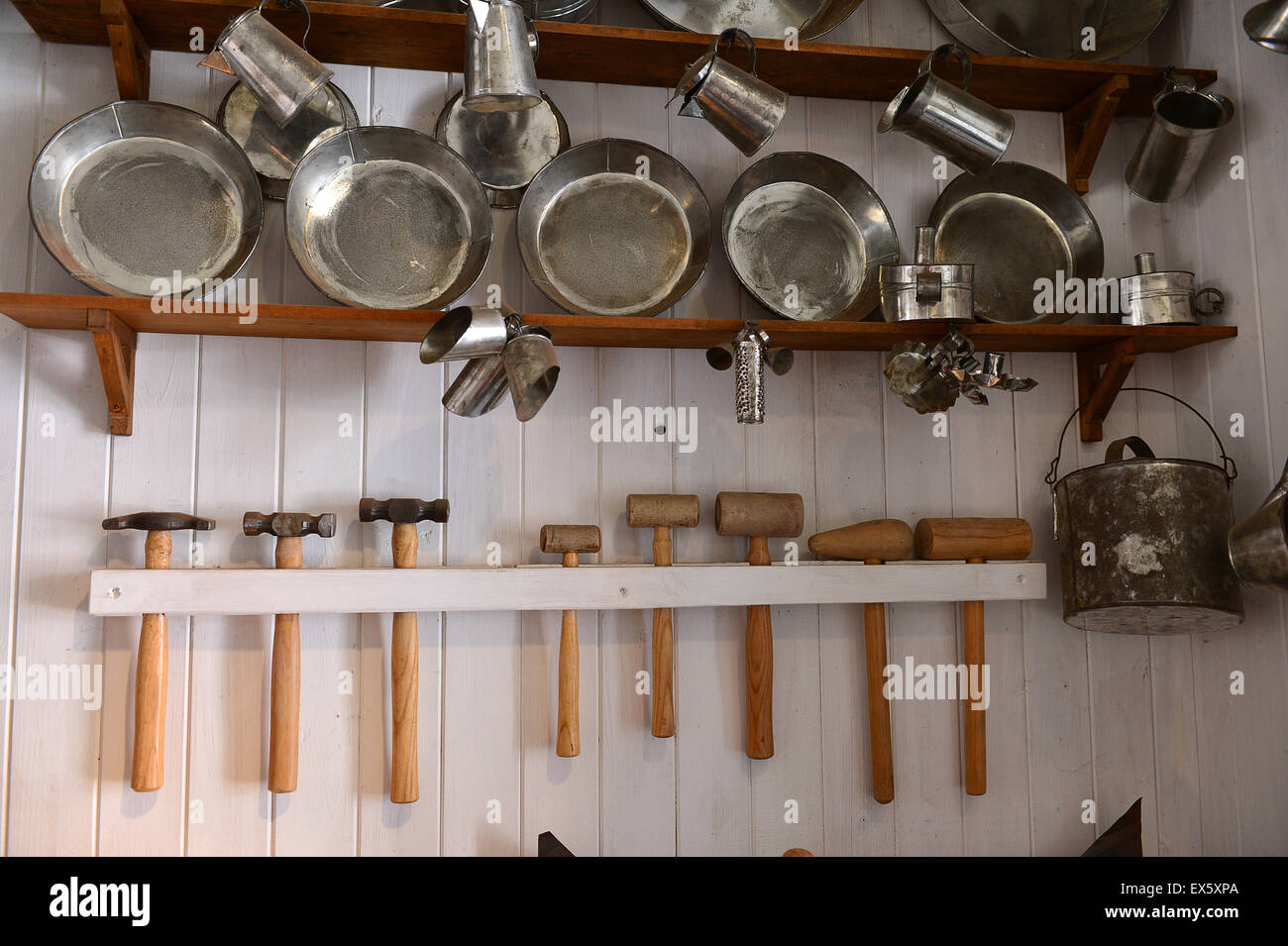 Caffè pentole, padelle e brocche sul display a stagnaio shop dell'Ulster American Folk Park Foto Stock