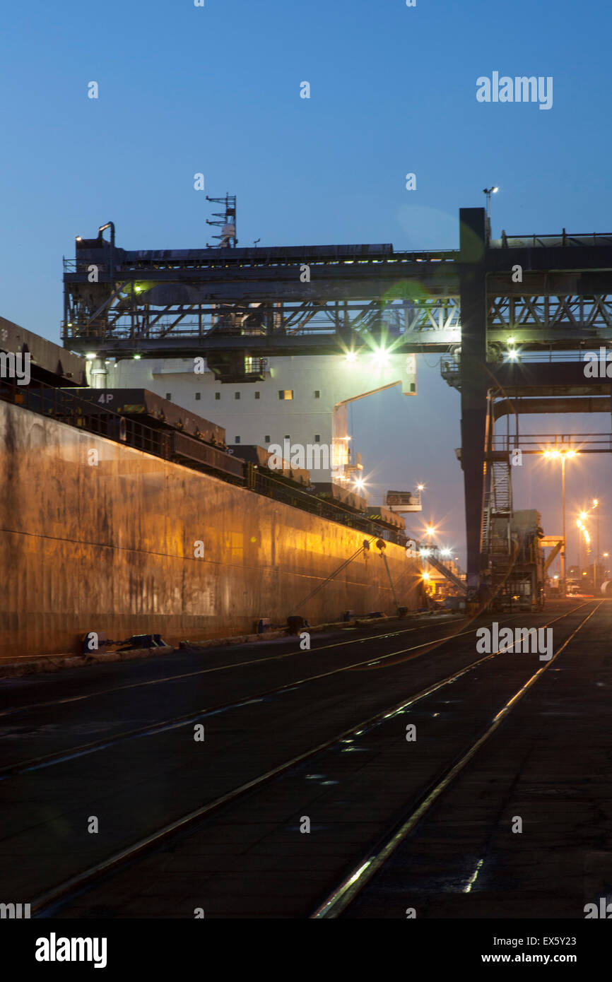 Nave ormeggiata a notte Foto Stock