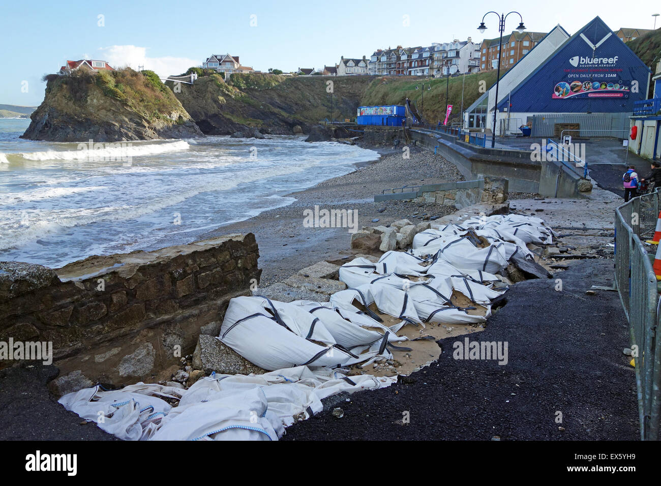 Danni alla promenade su Towan Beach in Newquay, Cornwall, Regno Unito, causati dalle tempeste invernali di febbraio 2014 Foto Stock