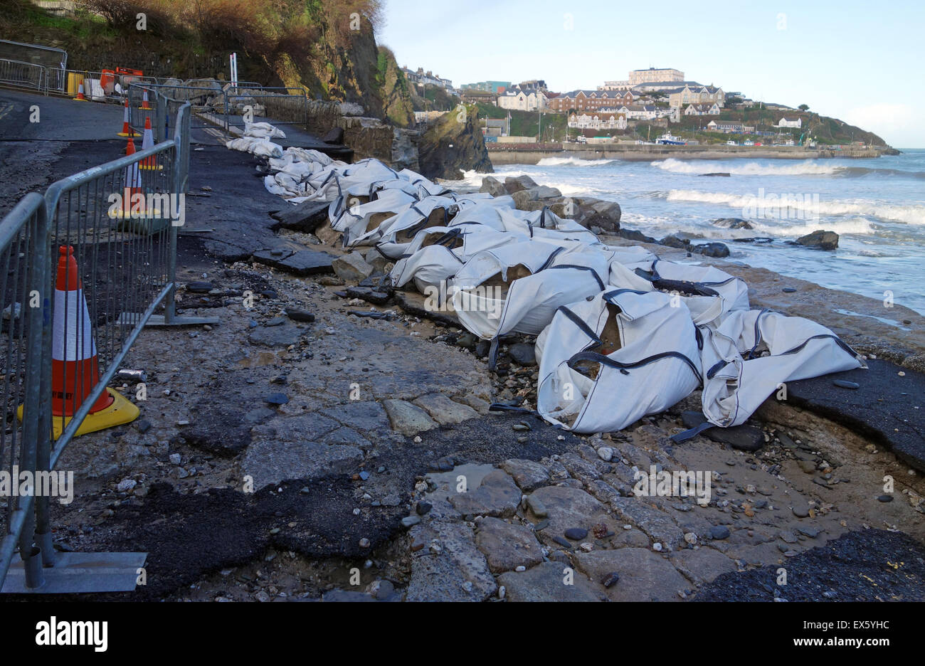 Danni alla promenade su Towan Beach in Newquay, Cornwall, Regno Unito, causati dalle tempeste invernali di febbraio 2014 Foto Stock