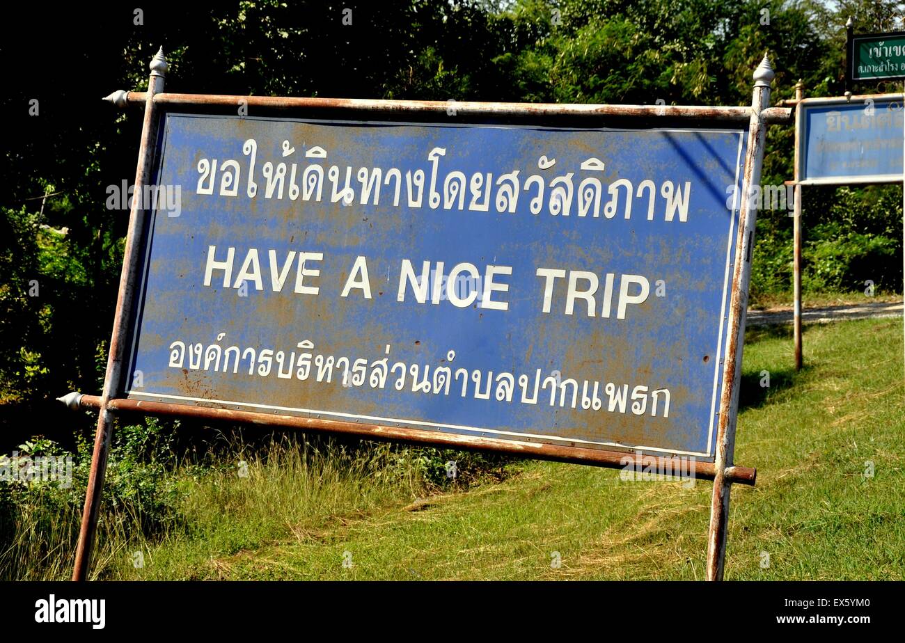 Kanchanaburi Thailandia: cartello stradale sia in Thai e inglese driver augura un buon viaggio Foto Stock
