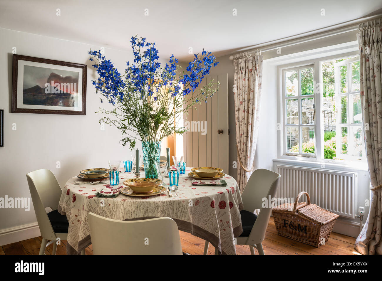 Tavola circolare nel cottage sala da pranzo e le pareti dipinte in Zoffany grigio di Parigi Foto Stock