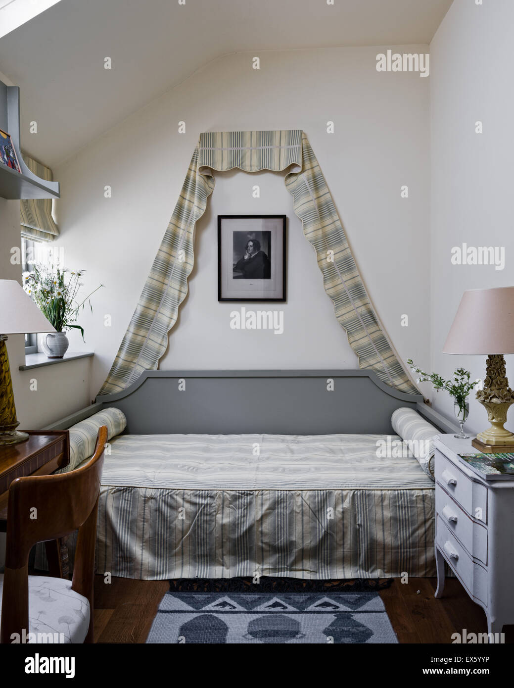 Piccola camera da letto con letto matrimoniale da Matthew Collins e tessuto da Kathryn Irlanda. Foto Stock