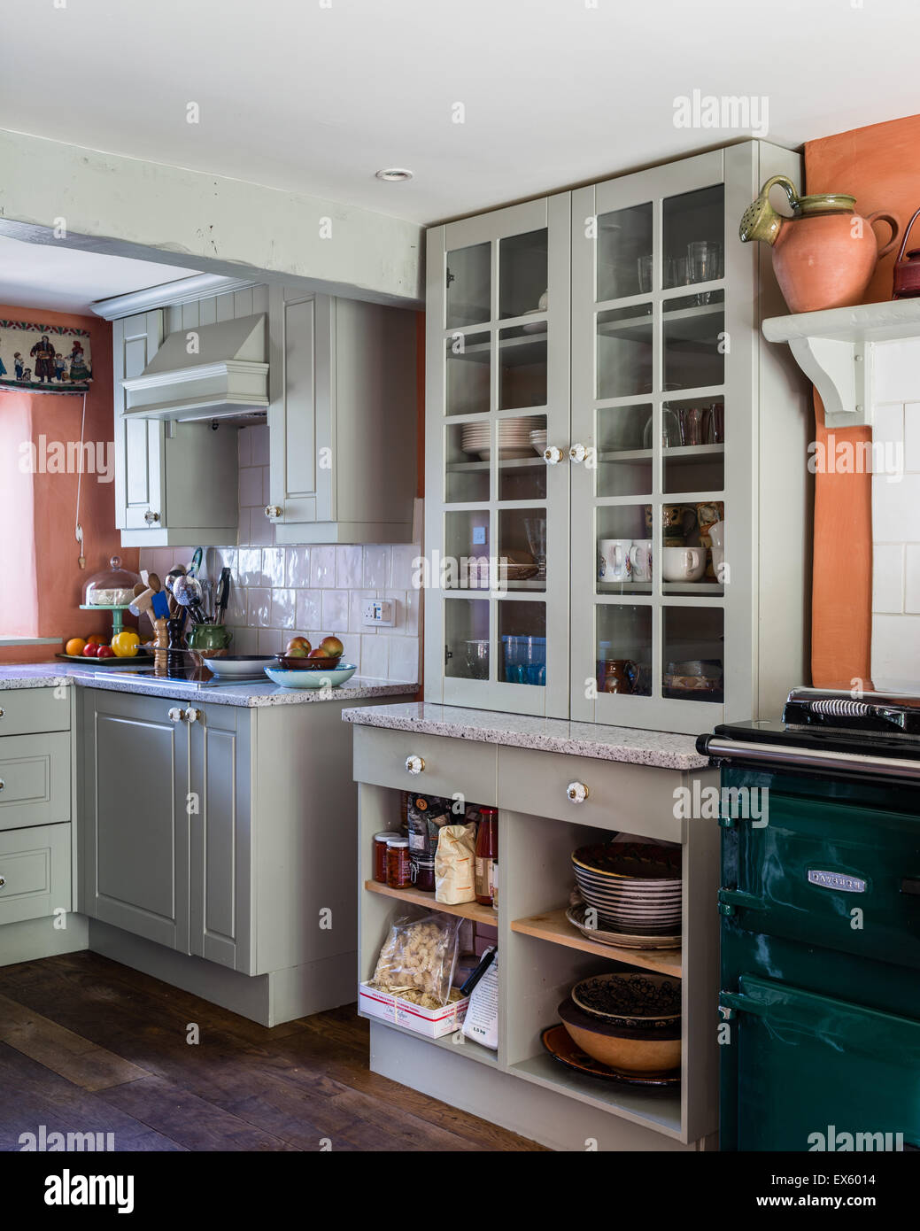 Cucina di paese con soffitto con travi a vista e rayburn. Le unità sono dipinte in grigio francese da Farrow & Ball Foto Stock Cucina di paese con soffitto con travi a vista e rayburn. Le unità sono dipinte in grigio francese da Farrow & Ball Foto Stock