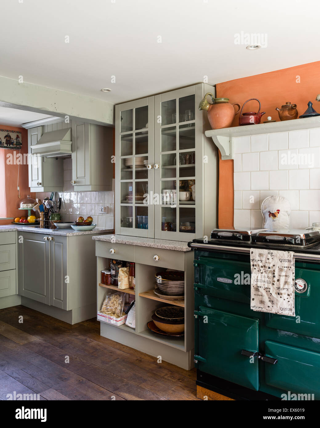 Cucina di paese con soffitto con travi a vista e rayburn. Le unità sono dipinte in grigio francese da Farrow & Ball Foto Stock Cucina di paese con soffitto con travi a vista e rayburn. Le unità sono dipinte in grigio francese da Farrow & Ball Foto Stock