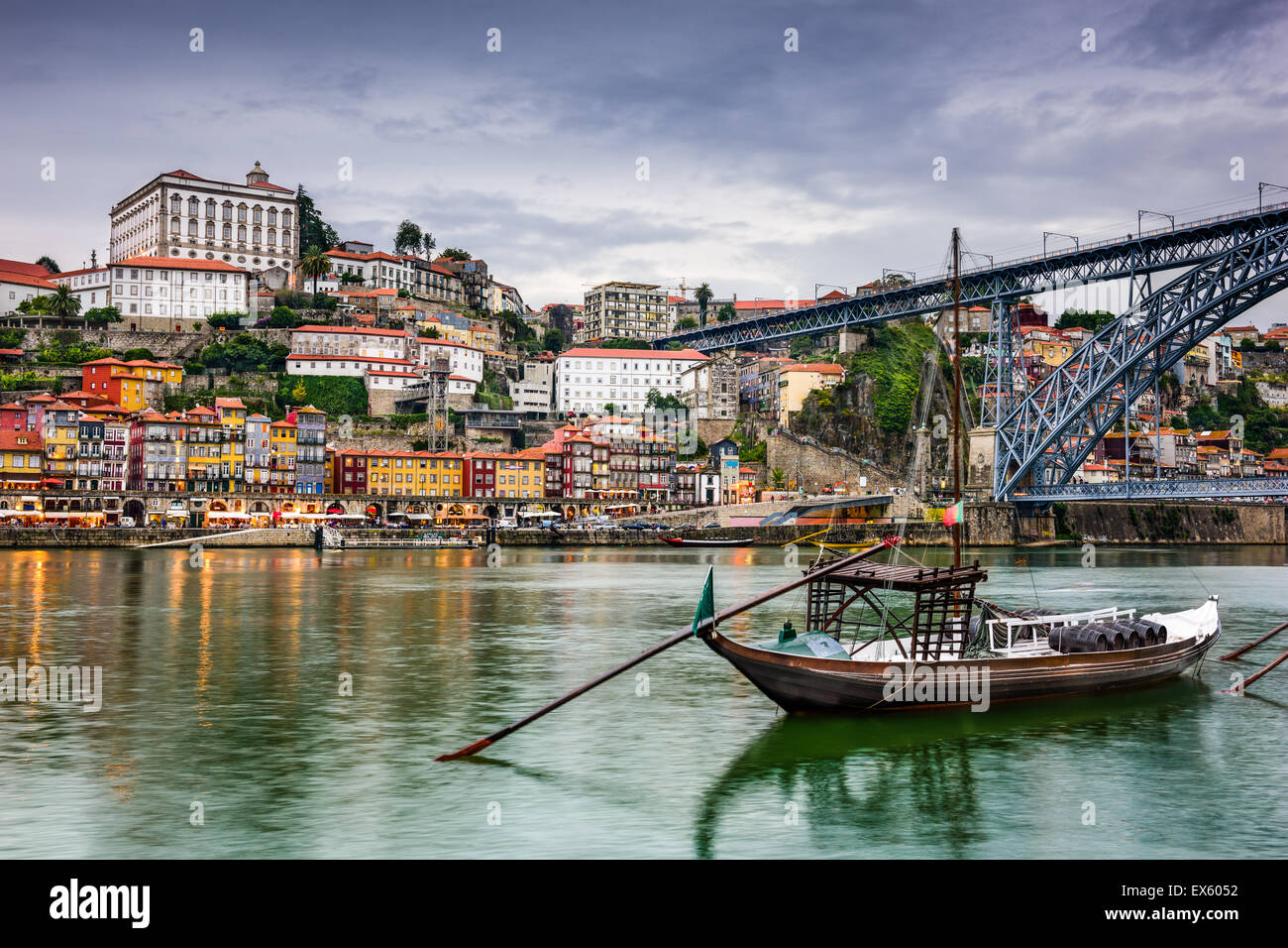 Porto, Portogallo skyline sul fiume Douro al crepuscolo. Foto Stock