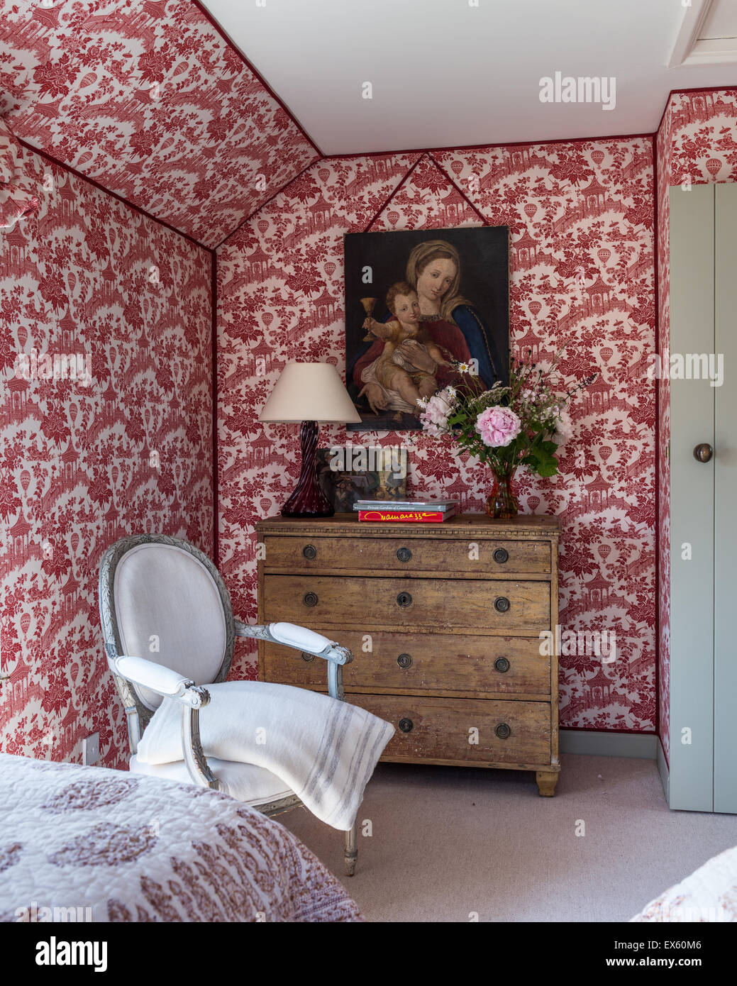 Christopher Howe toile wallpaper in cottage camera da letto con petto svedese e presidente francese Foto Stock