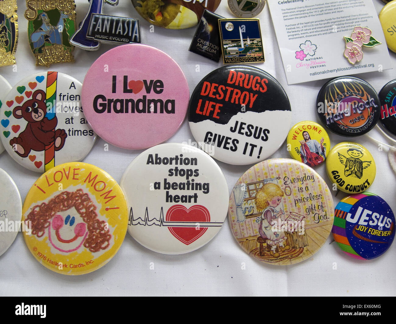 Pleasanton, California, Stati Uniti d'America. Badge retrò pulsante // pin a raccolta Almeda County Fair. © Becky Matthews Foto Stock