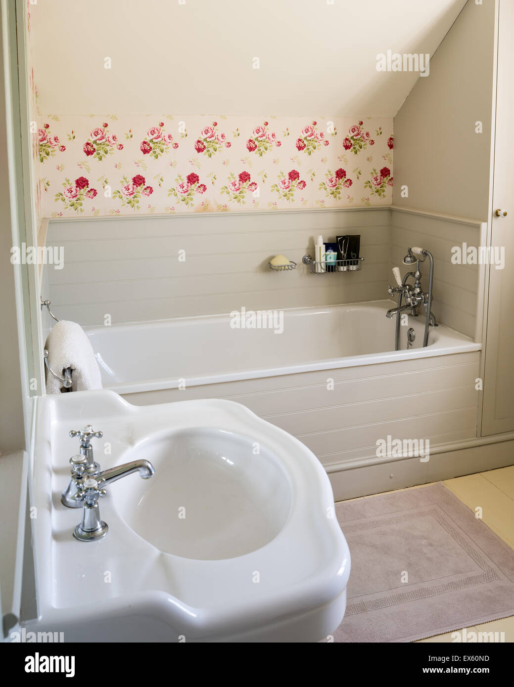 Cath Kidston sfondo nella semplice bagno cottage Foto Stock
