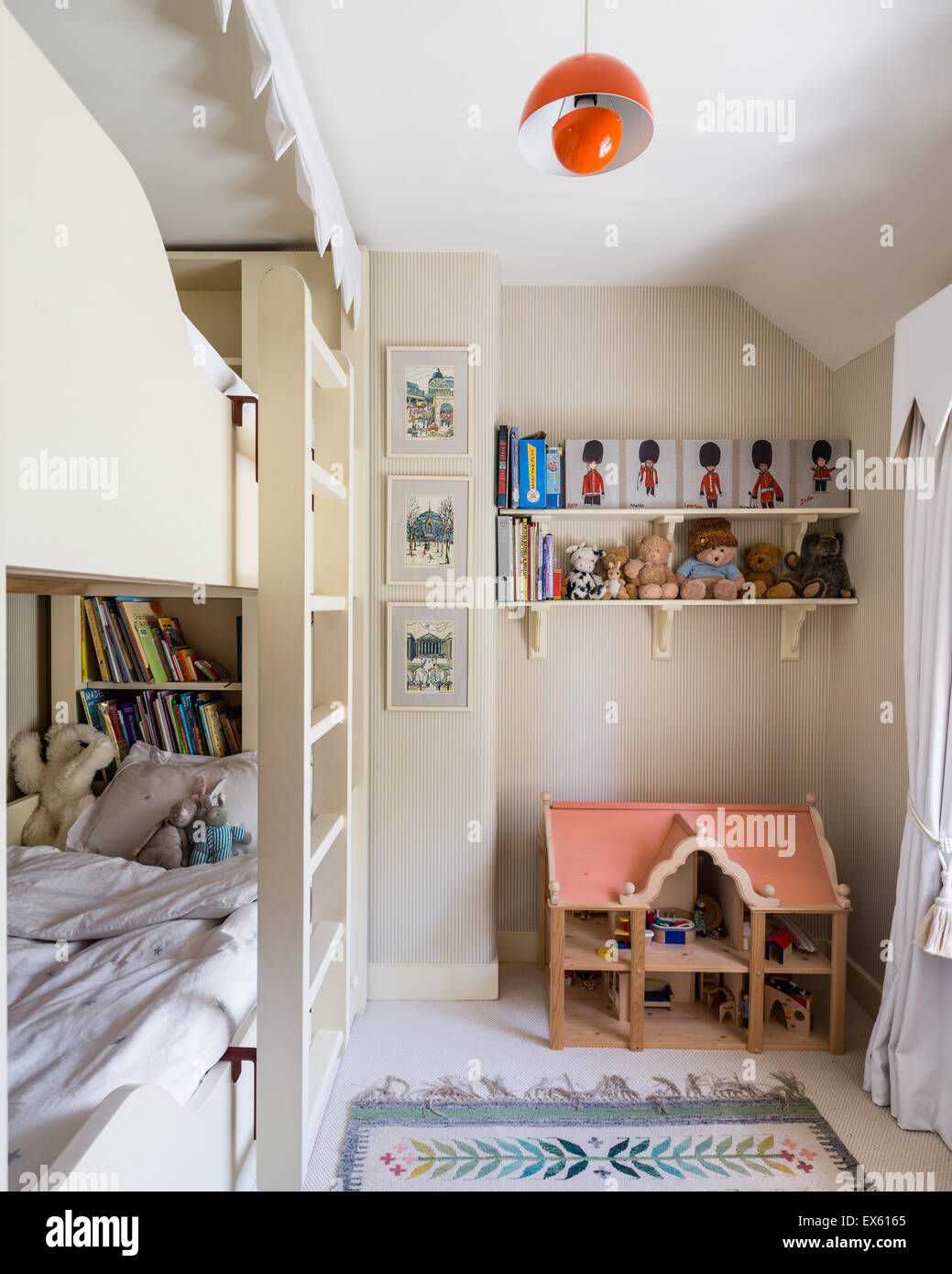 Osborn e un po' di carta da parati a strisce in camera da letto per bambini con letti a castello e folk polacco rug Foto Stock