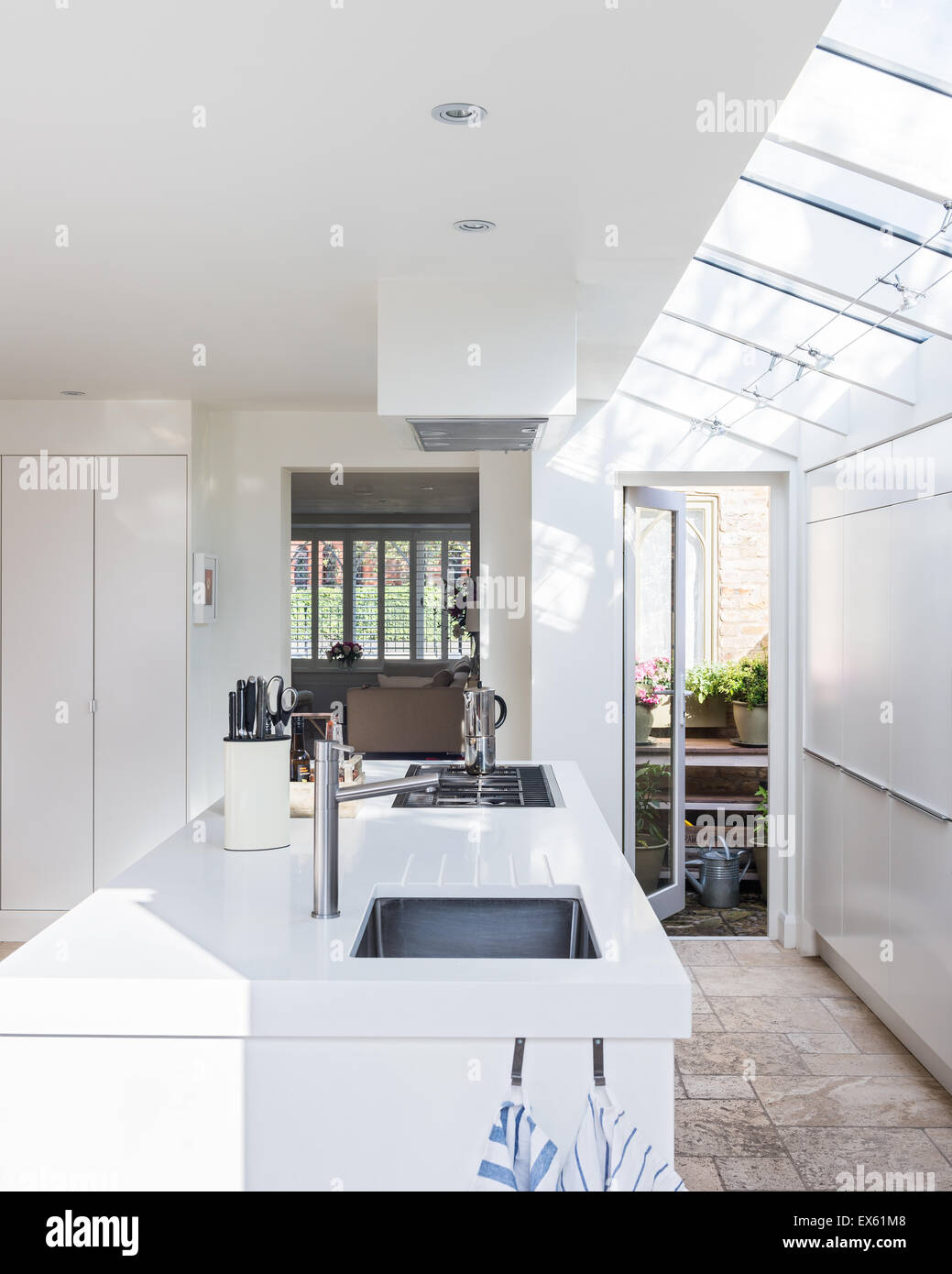 Aprire il piano bianco cucina moderna con rubinetti da Nu-Line. Foto Stock