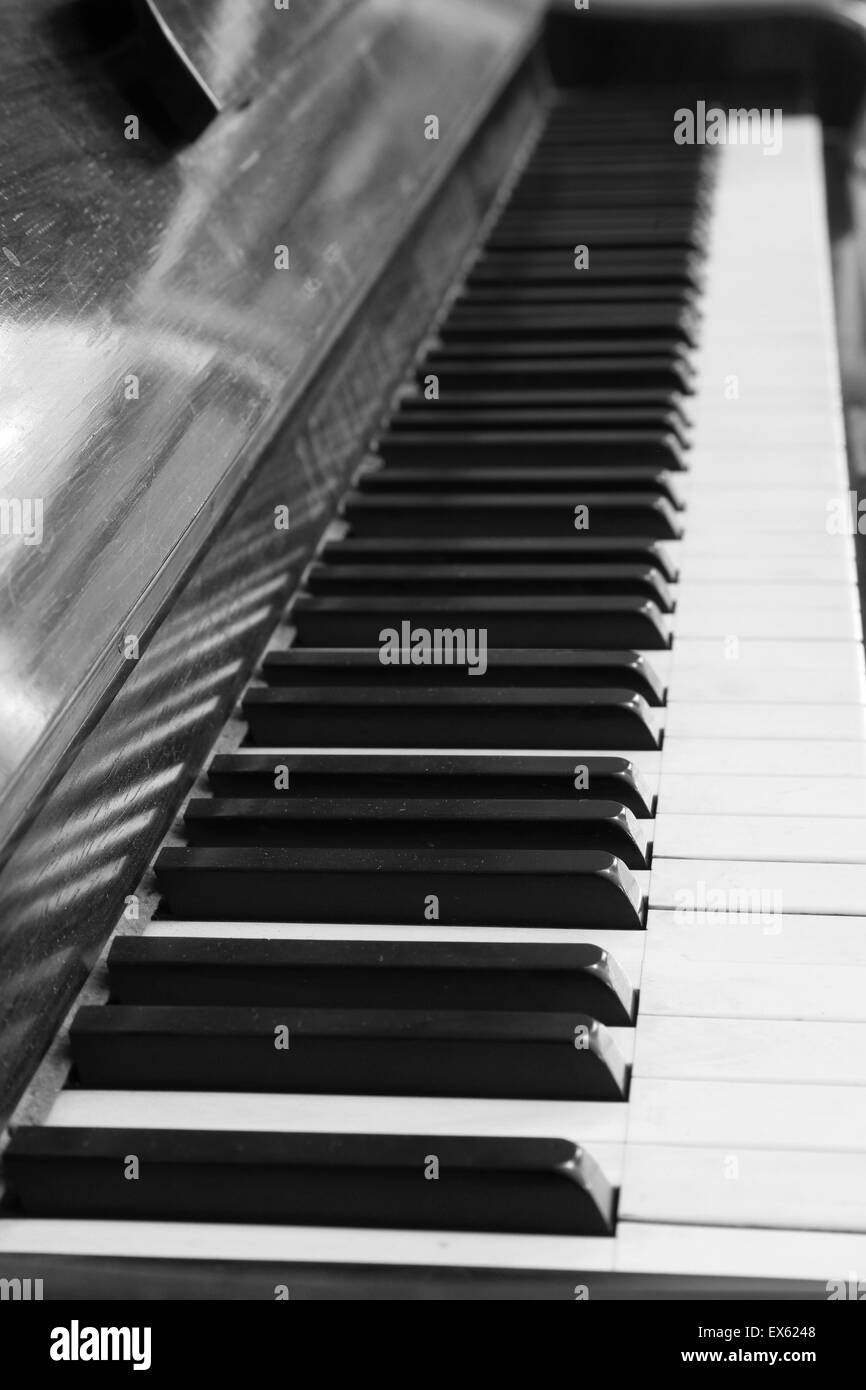 In bianco e nero di tasti di pianoforte e grana di legno Foto Stock