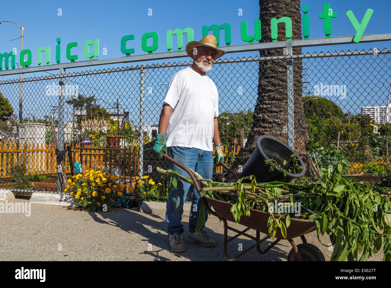 Uomo al di fuori della Santa Monica comunità giardino sulla strada principale di Santa Monica, California Foto Stock