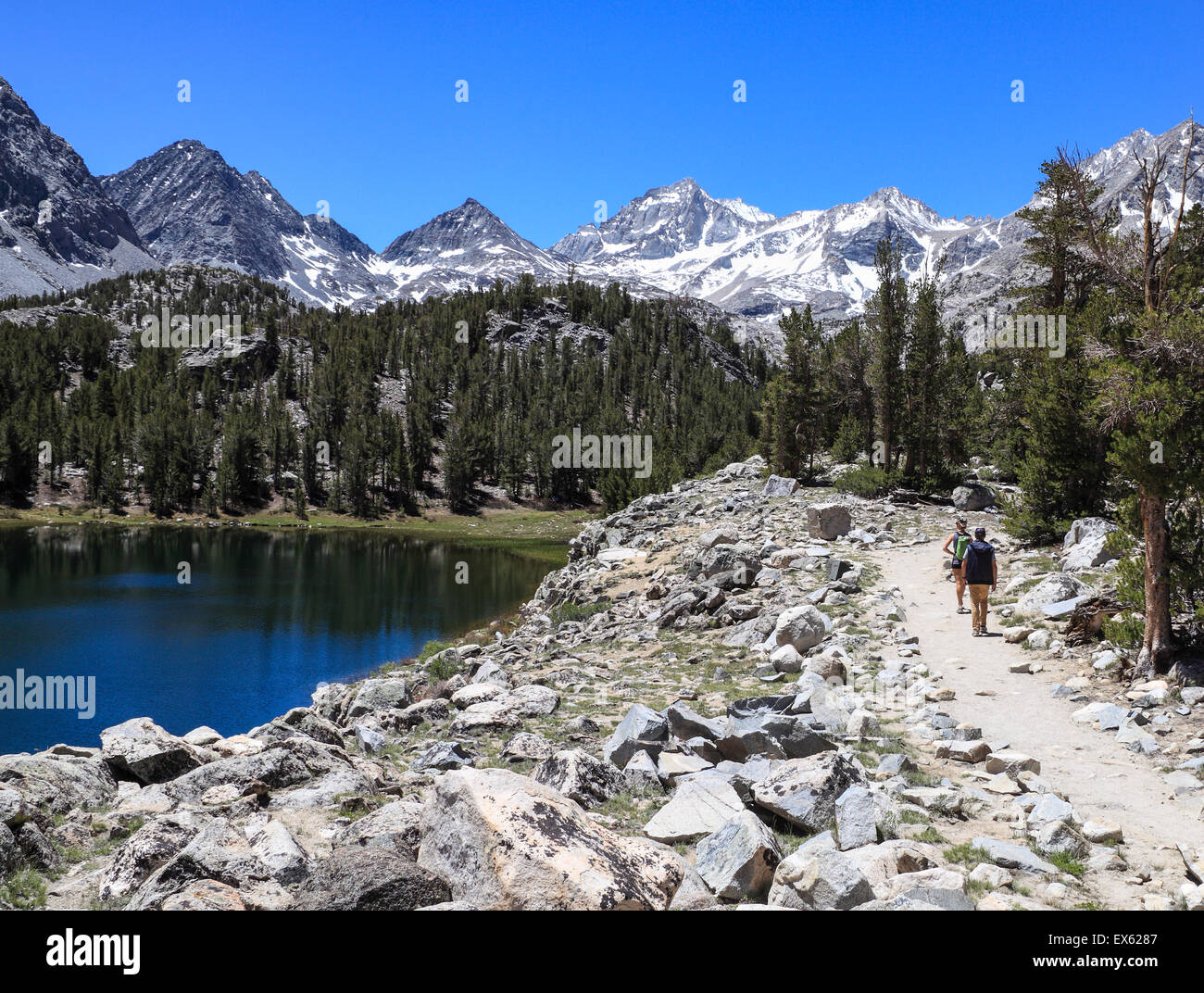 Gli escursionisti in piccola valle dei laghi in Rock Creek Canyon nella Sierra orientale nel nord della California Foto Stock