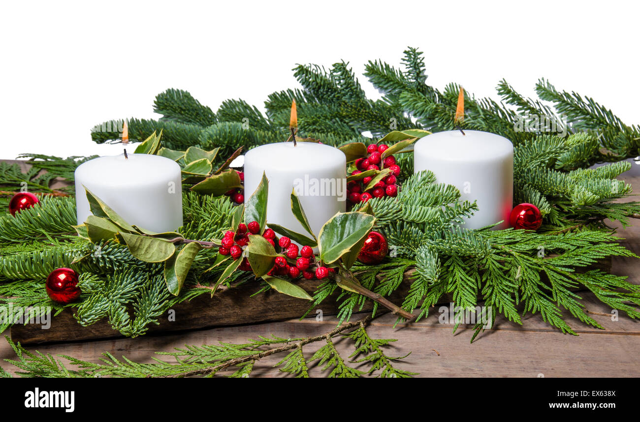 La masterizzazione di candele bianche in un centrotavola di Natale Foto  stock - Alamy