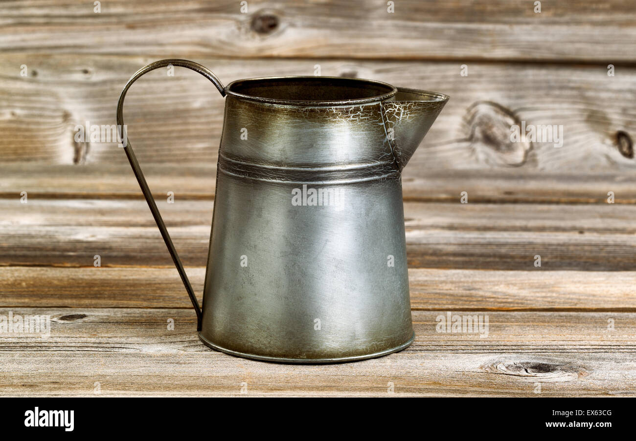 Metallo Vintage POT del caffè in legno rustico. Foto Stock