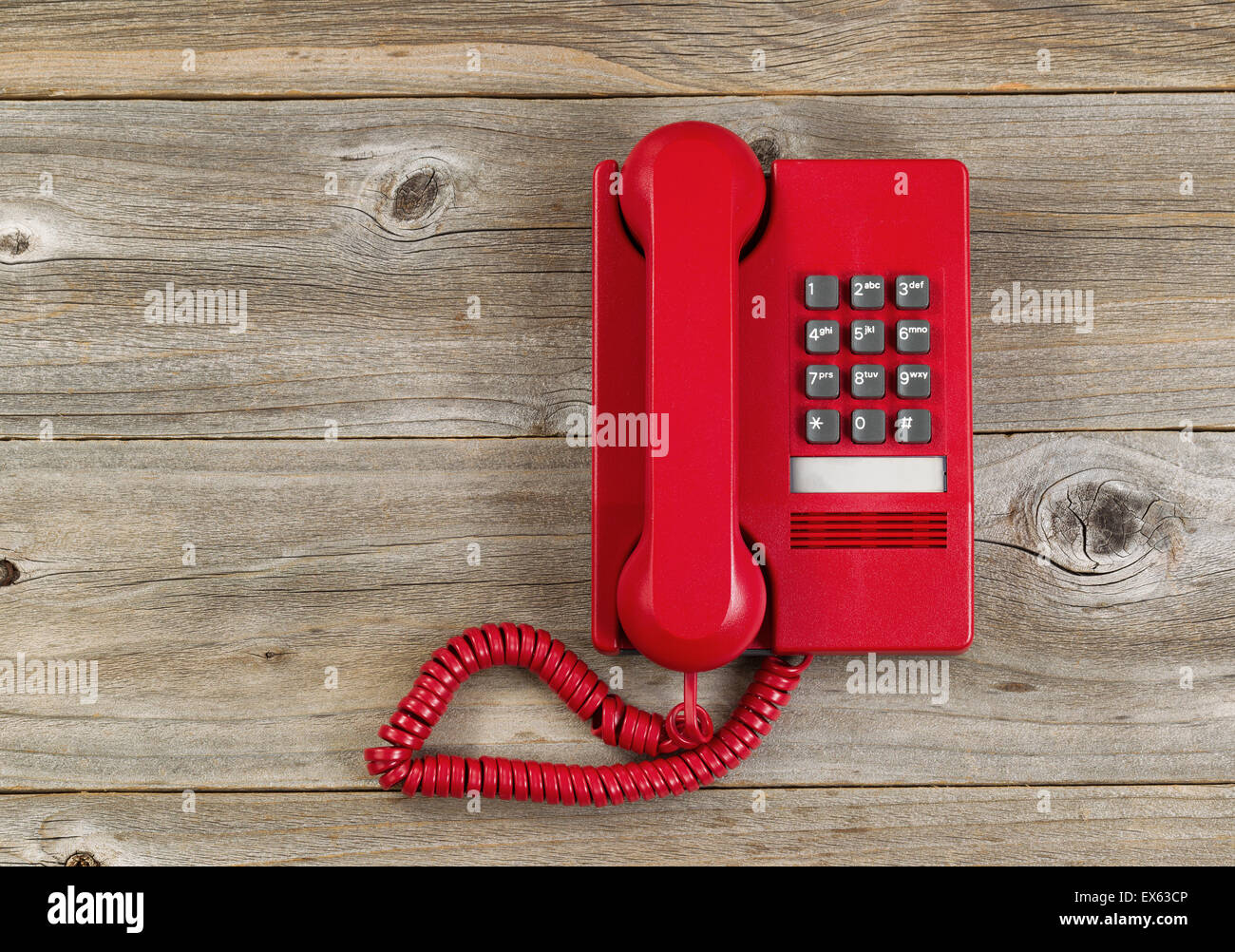 Vintage telefono rosso su rustiche tavole di legno. Elevato angolo di visualizzazione. Foto Stock