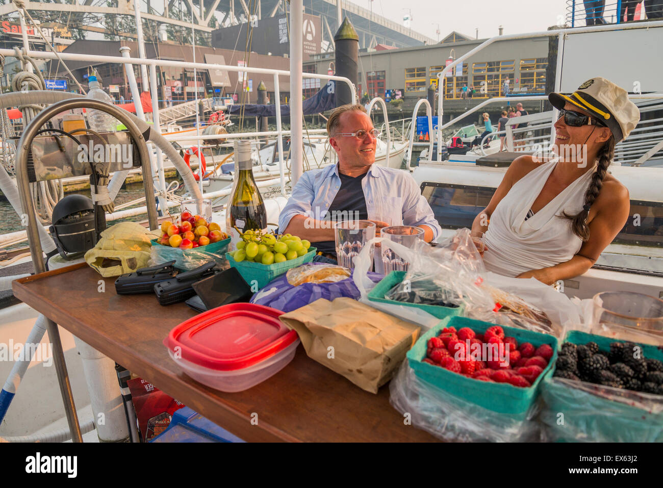 Joshua Sheridan Fouts, direttore esecutivo, Bioneers, e Pearl Gottschalk. a bordo alimentato con energia solare catamarano mare aerea, in falso Foto Stock