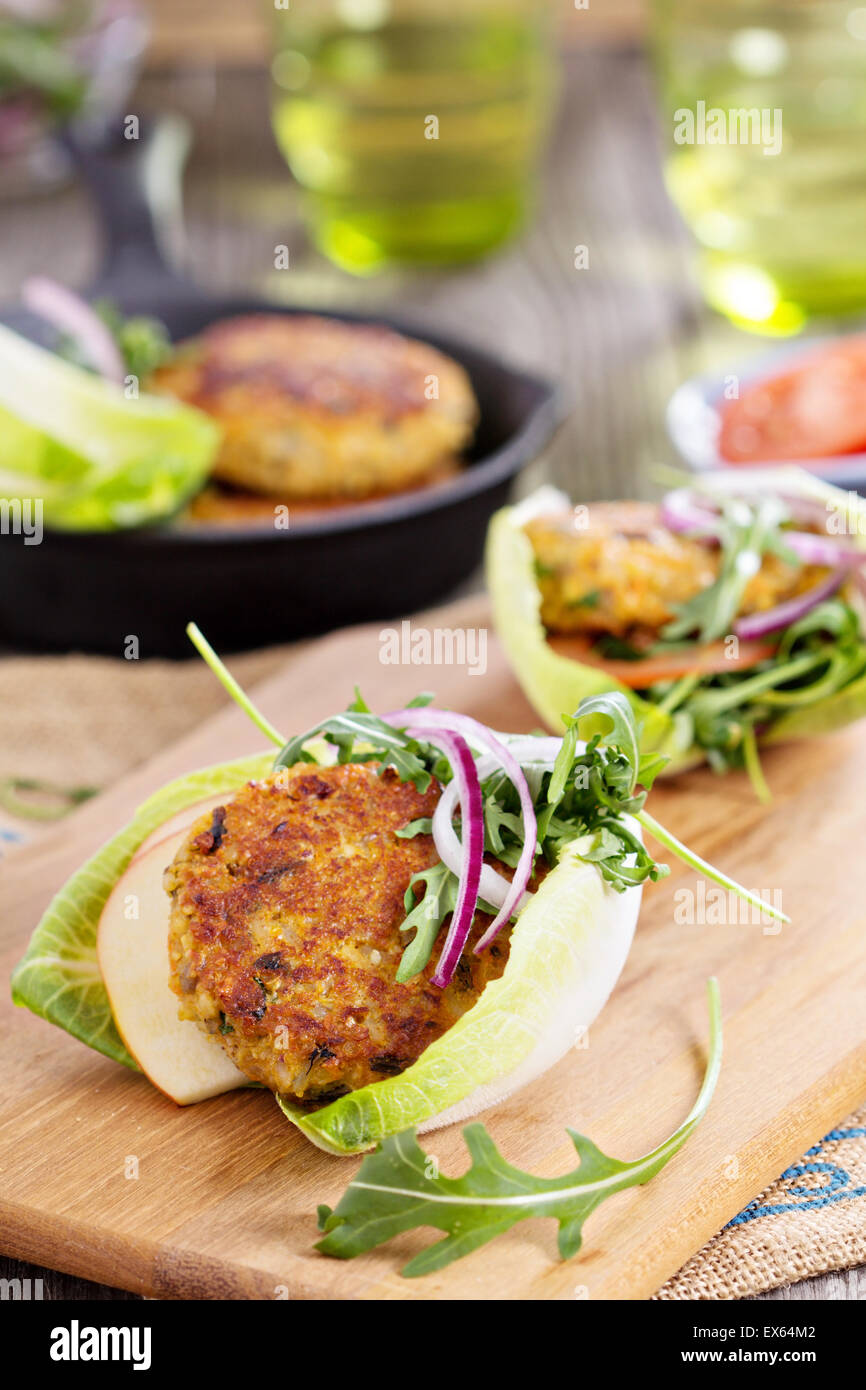 Vegan hamburger con la quinoa e verdure servita con rucola e insalata mista Foto Stock