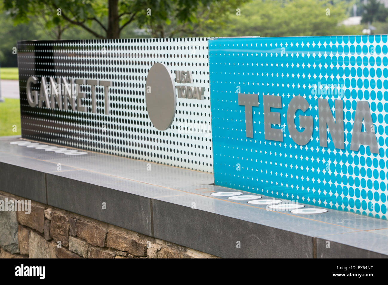 Un logo segno al di fuori della sede congiunta di Gannett e il recente formato TEGNA, presso Tysons Corner, Virginia. Foto Stock