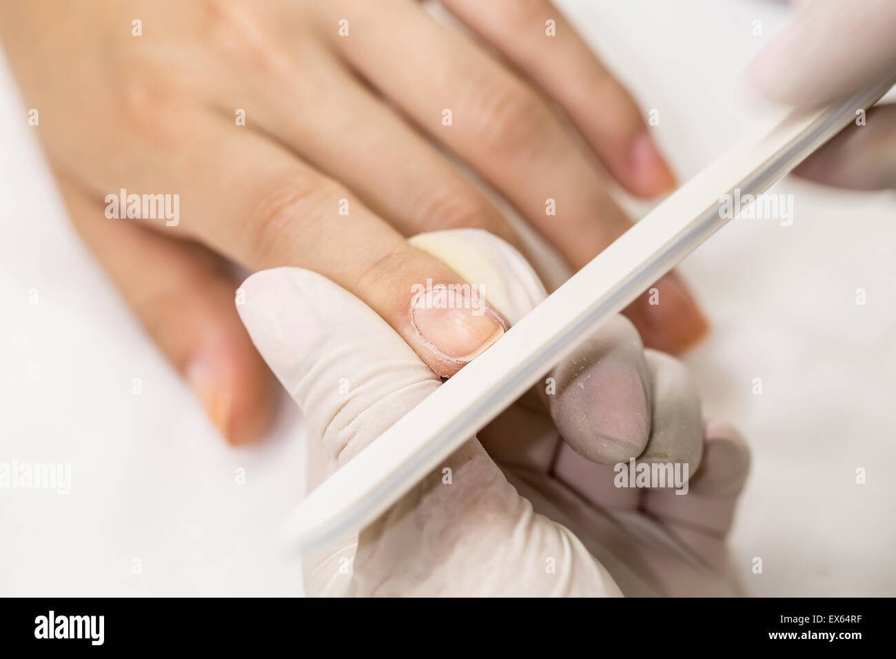 Fotografia potsesse manicure in un salone di bellezza. Foto Stock