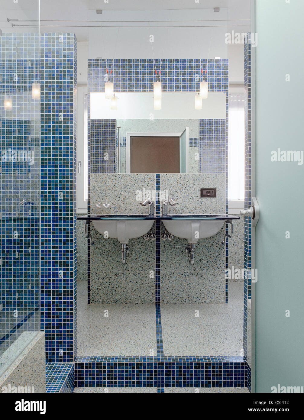 Dettaglio di una vasca in bagno moderno di cui la parete e il pavimento è rivestito con piastrelle a mosaico Foto Stock