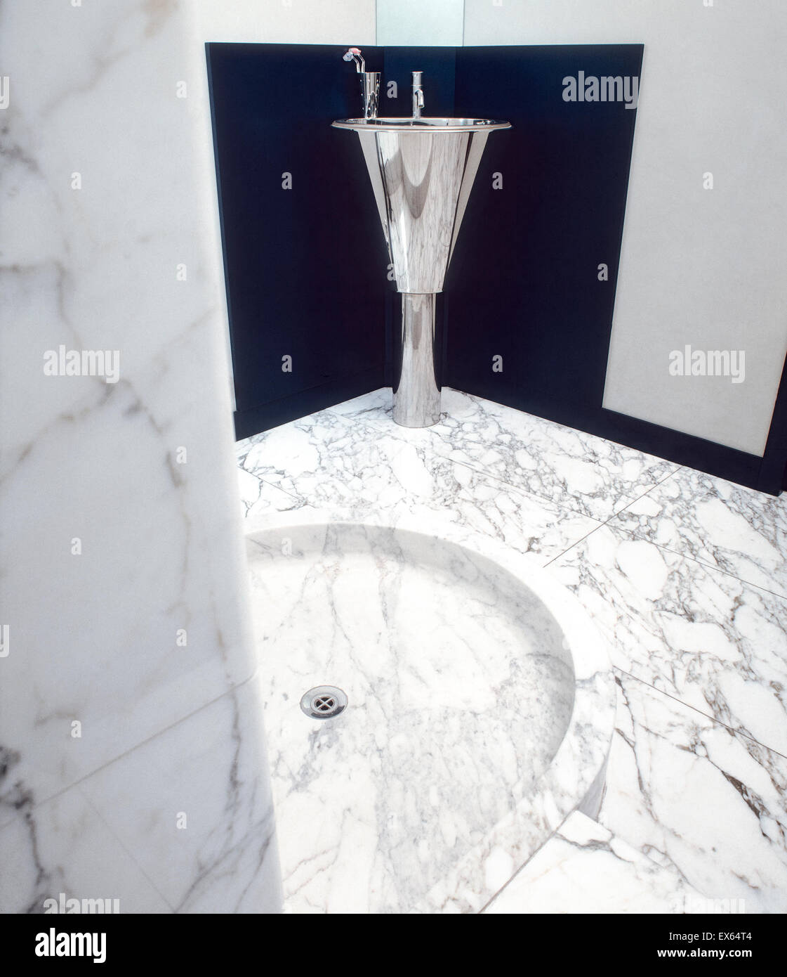 Lavabo in acciaio in una moderna stanza da bagno con pavimento in marmo Foto Stock