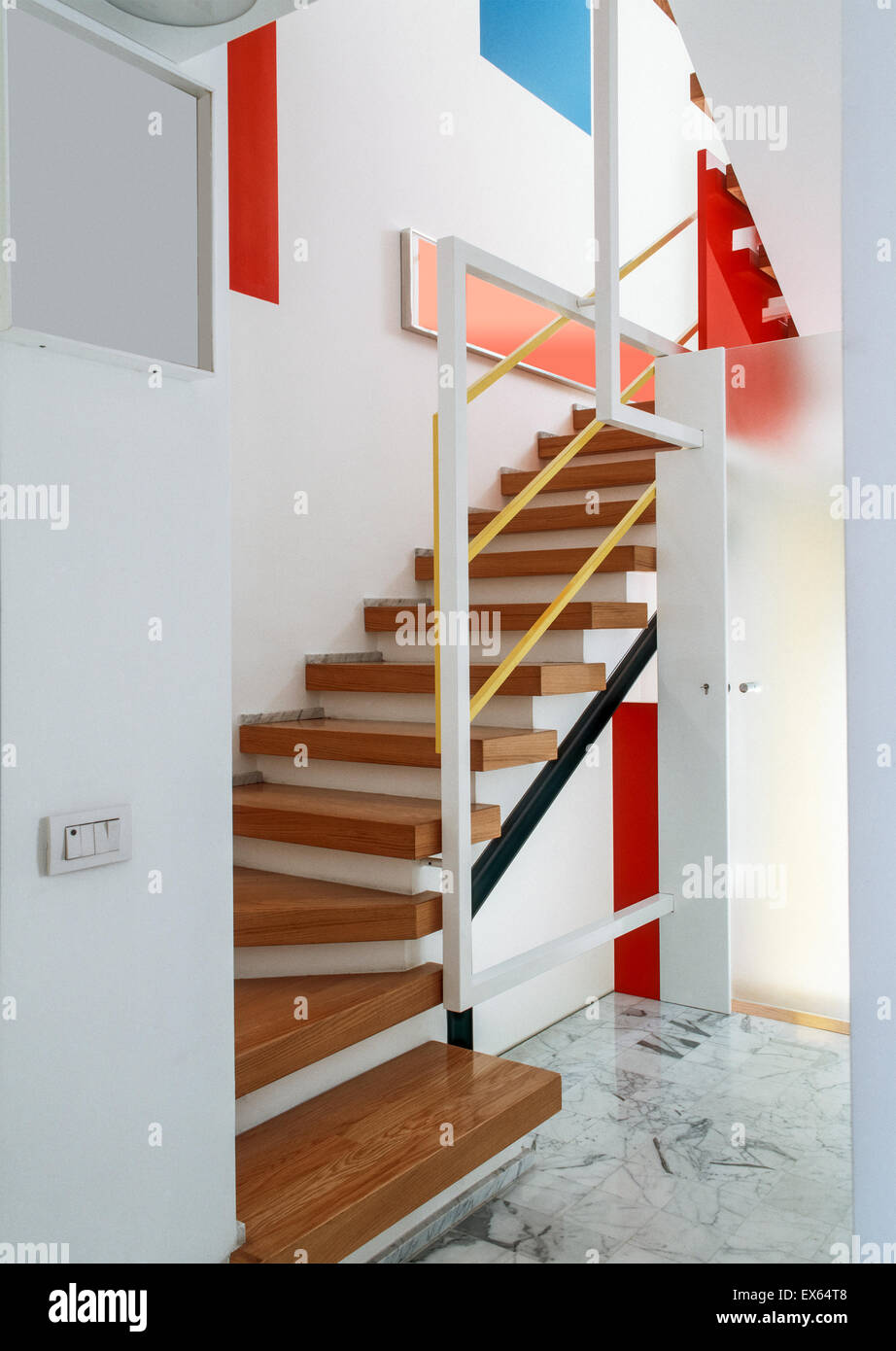 Scala a gradini in legno in ingresso moderno con pavimento in marmo Foto Stock