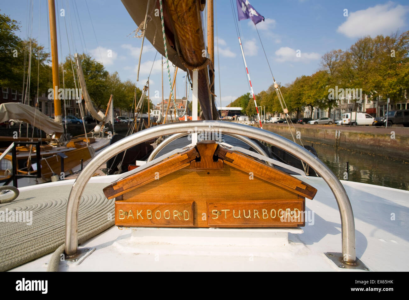 L'Europa, Paesi Bassi Zeeland, vecchie barche a vela presso il porto vecchio di Zierikzee sulla penisola Schouwen-Duiveland, il museo del porto. Foto Stock