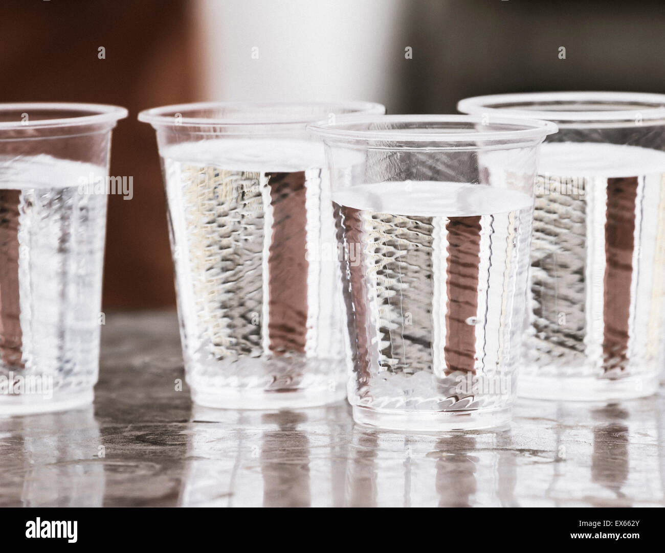 Acqua in bicchieri di plastica a maratona stazione di alimentazione Foto Stock