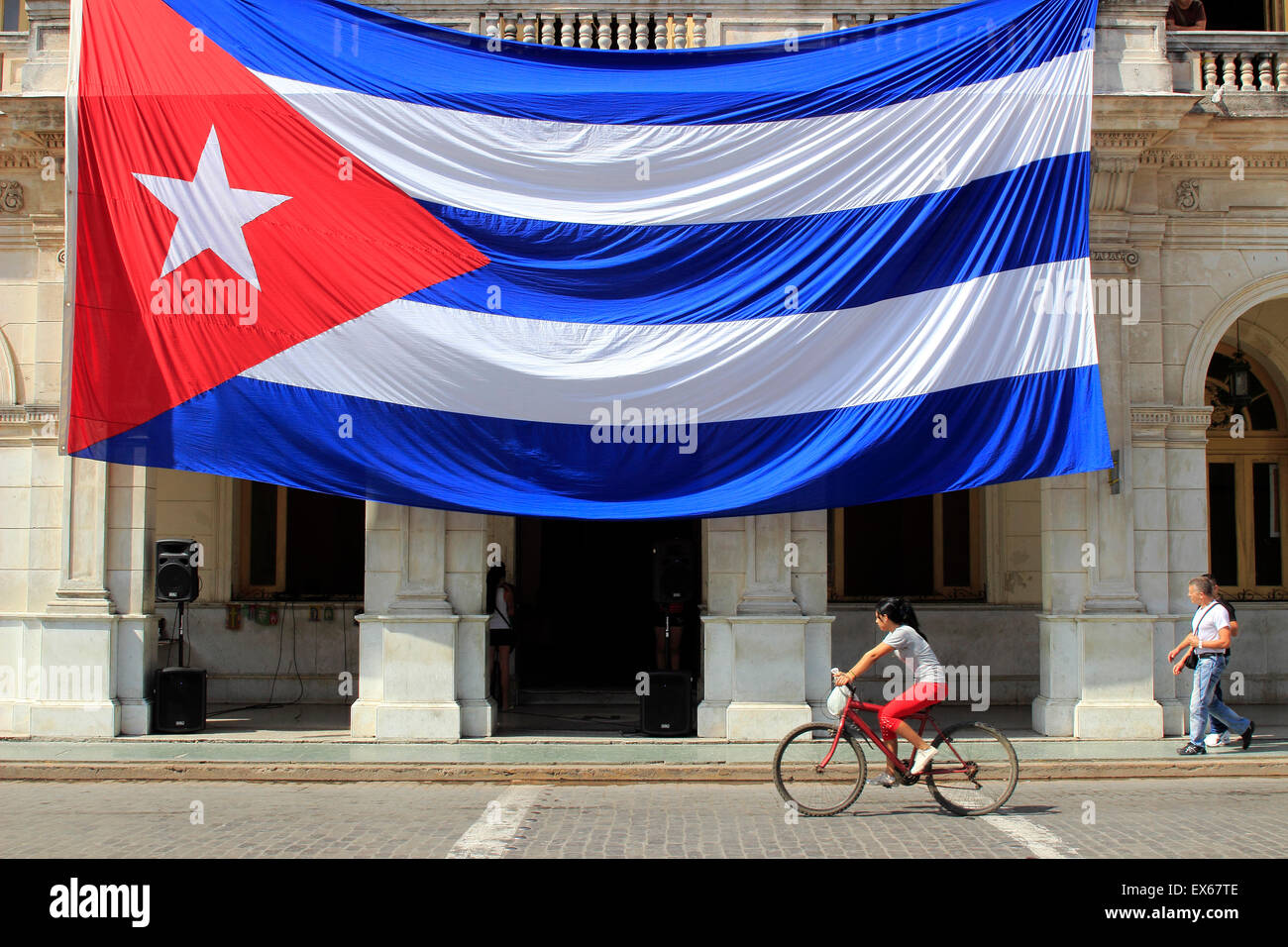 Grande bandiera cubana, pende dalla costruzione, Santa Clara, Cuba Foto Stock