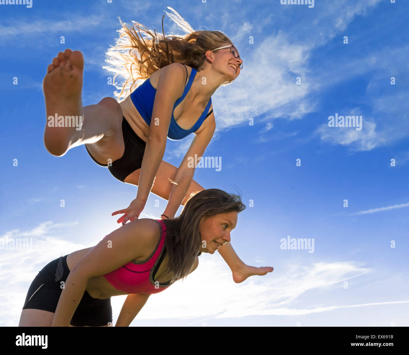 Le giovani donne, 18 e 20 anni, la rincorsa Foto Stock