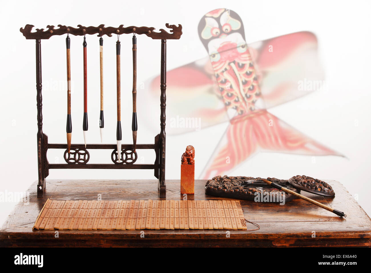 Close-up di teaset e spazzola di inchiostro Foto Stock