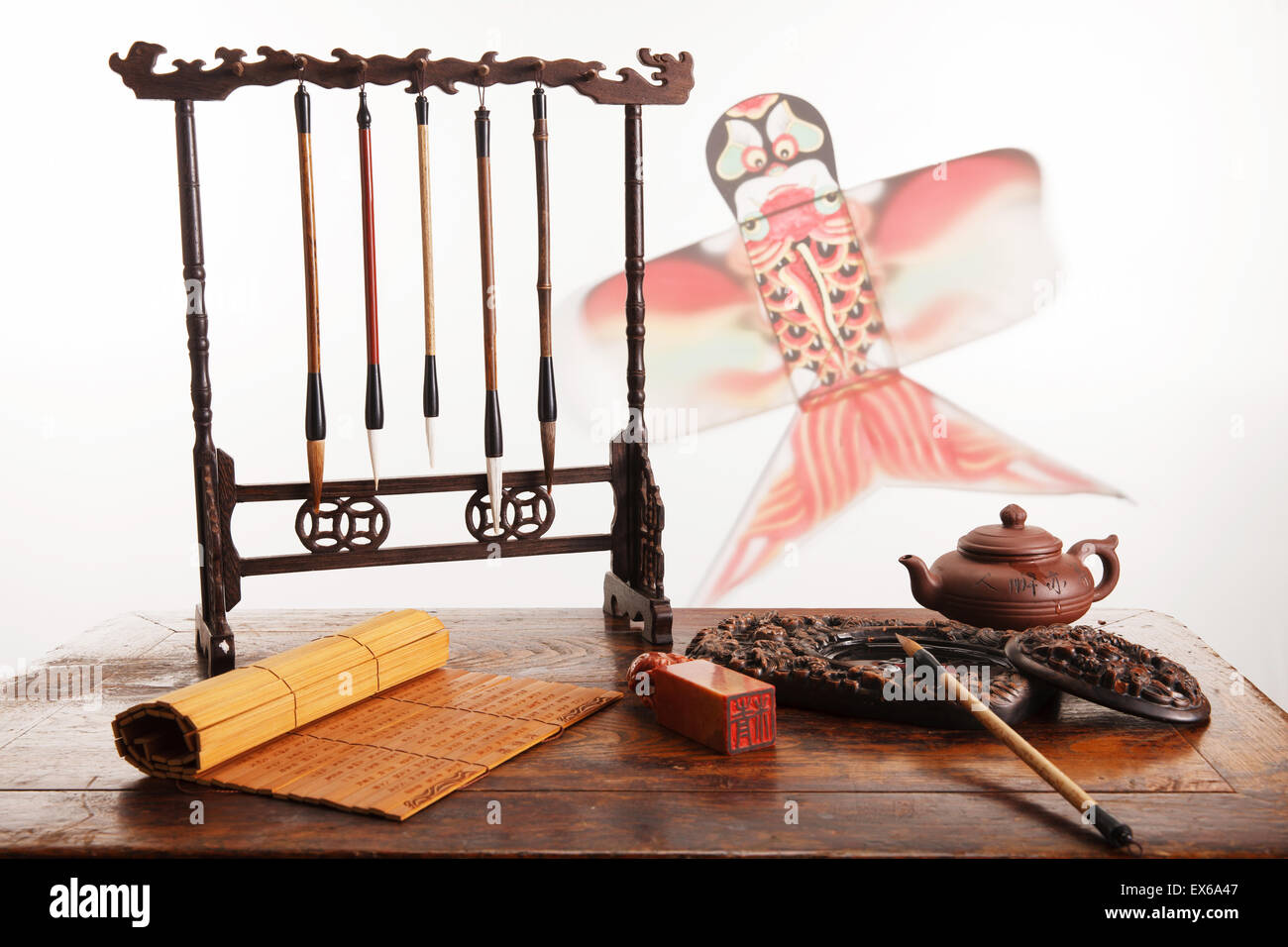 Close-up di teaset e spazzola di inchiostro Foto Stock
