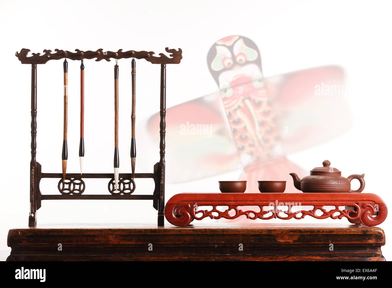 Close-up di teaset e spazzola di inchiostro Foto Stock