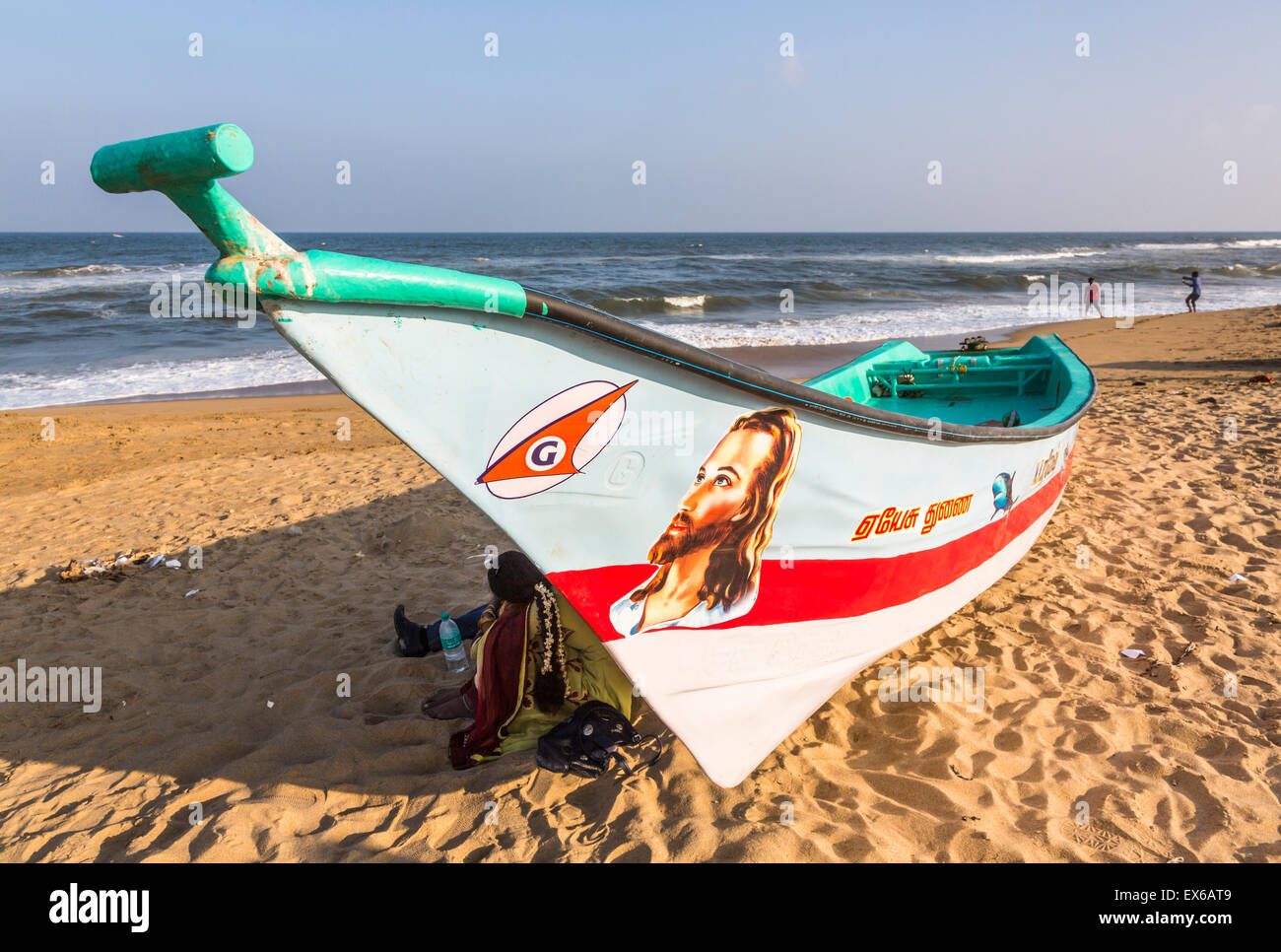 Colorate barche da pesca con la testa di Gesù, in riva al mare a Marina Beach, Chennai, nello Stato del Tamil Nadu, India del sud in una giornata di sole Foto Stock