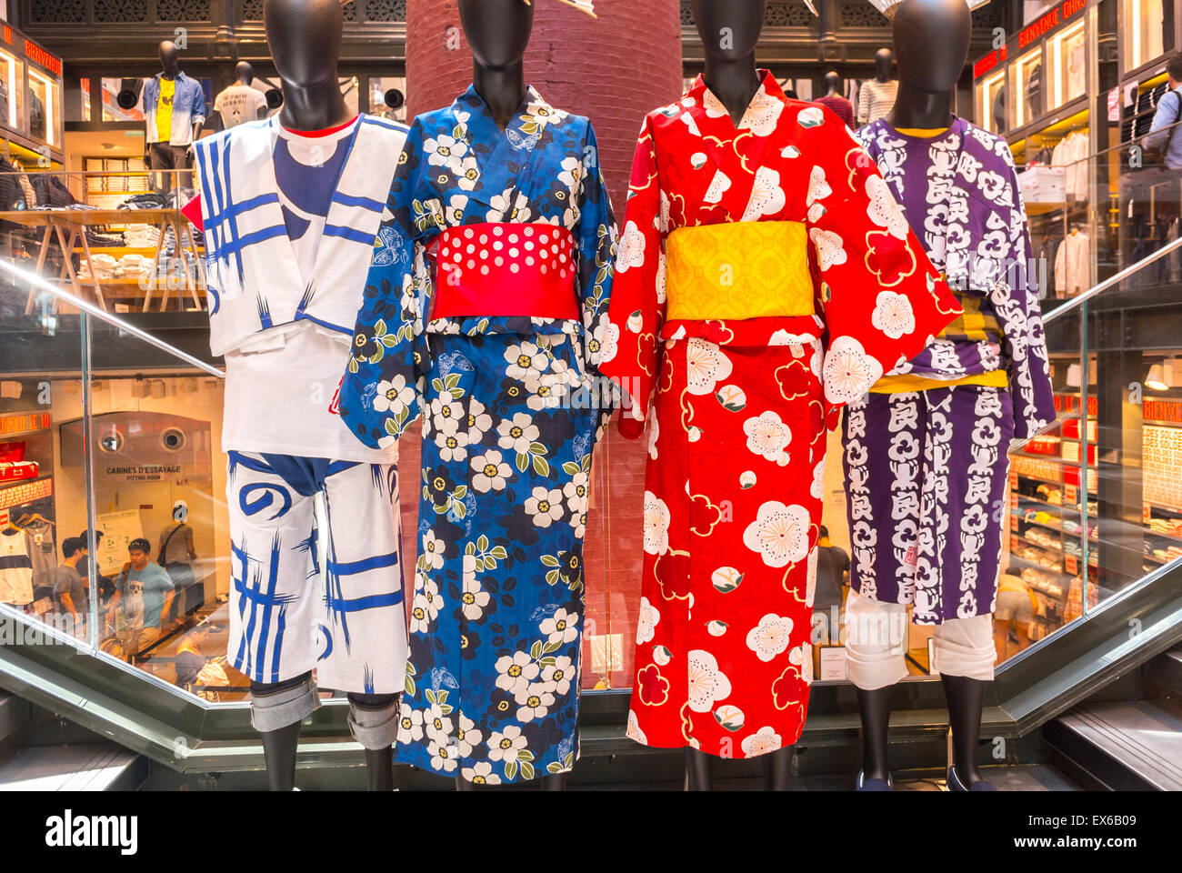 Parigi, Francia, Display Shop nel quartiere Le Marais. All'interno di ' Uniqlo' negozio di abbigliamento, Display cultura Giapponese, Kimono Abiti  tradizionali Foto stock - Alamy