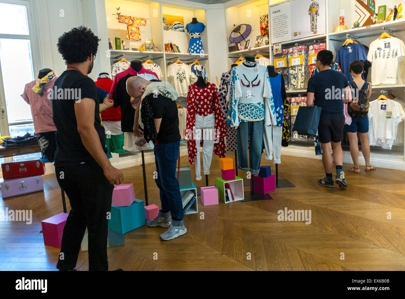 Parigi, Francia, gruppo medio Shopping nel quartiere di Marais. All'interno del negozio di abbigliamento Uniglo, mostra la tradizionale cultura della moda veloce giapponese Foto Stock