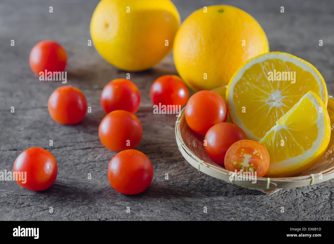 Rossi pomodori ciliegini e arancione Foto Stock