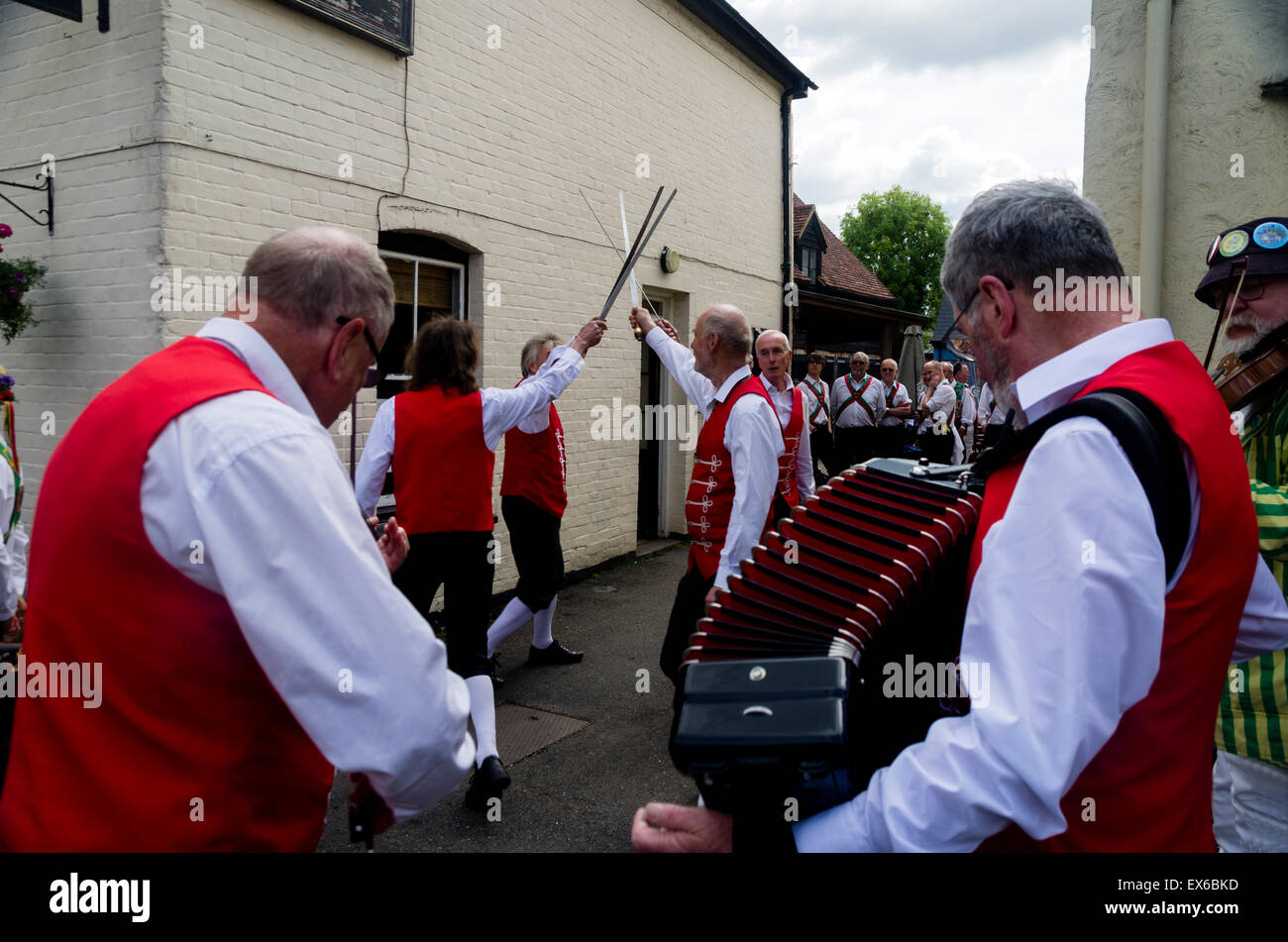 Claro Spada e Morris uomini eseguono una tradizionale spada lunga danza al Bell Inn Great Bardfield Braintree Essex Foto Stock