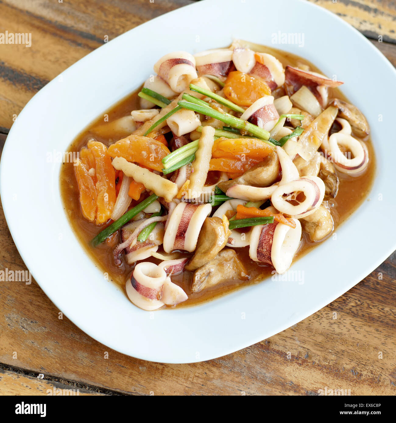 Famoso cibo tailandese, agitare calamari fritti salate con tuorlo d'uovo Foto Stock