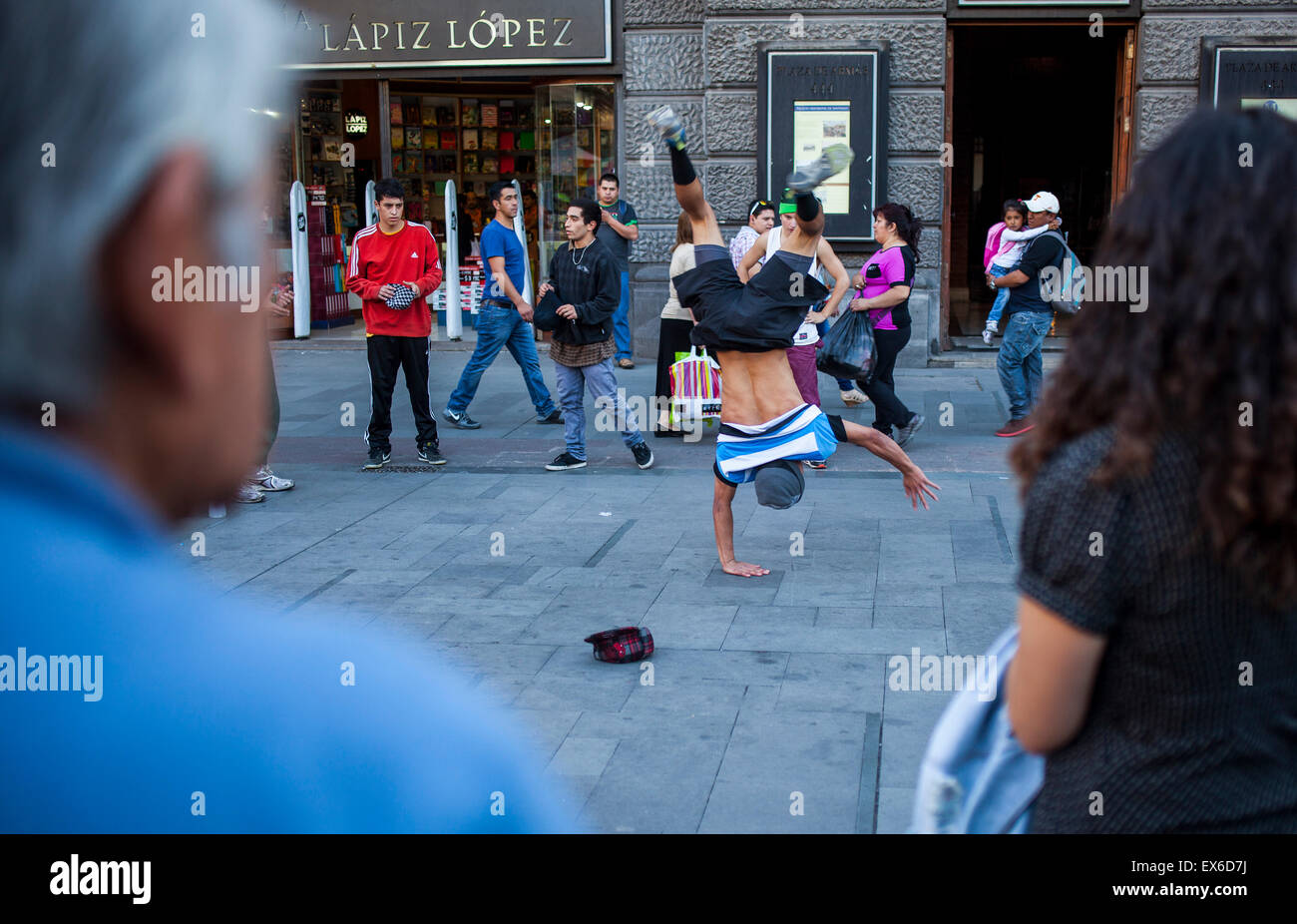 Artista di strada, Breakdancer, in Plaza de Armas, Santiago. Il Cile. Foto Stock