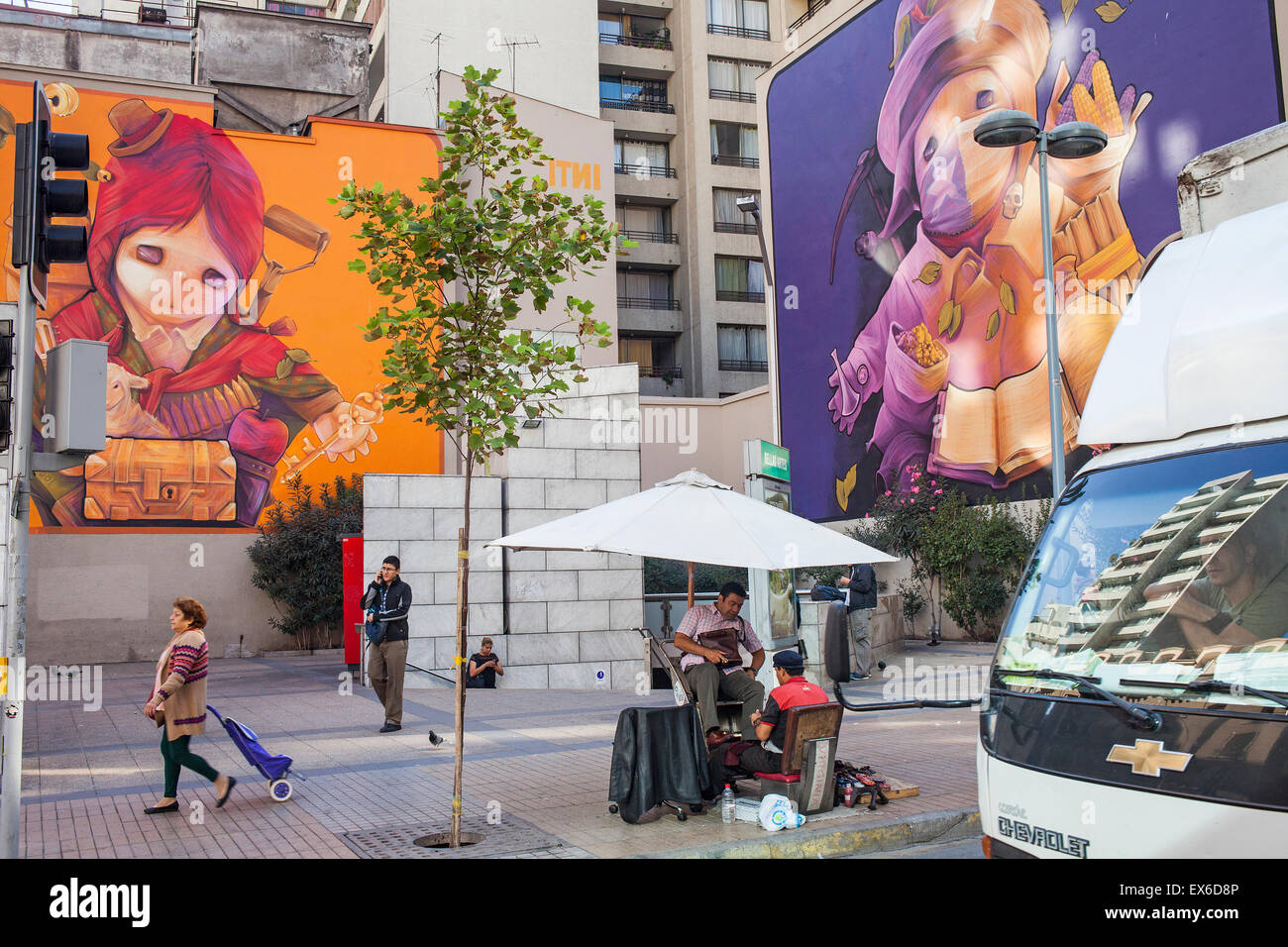 Scena di strada in Monjitas street, Bellas Artes neighborhood, Santiago. Il Cile. Foto Stock