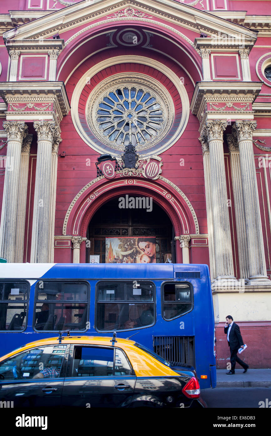 Scena di strada in Mac Iver street, facciata della Basilica de la Merced, Santiago. Il Cile. Foto Stock