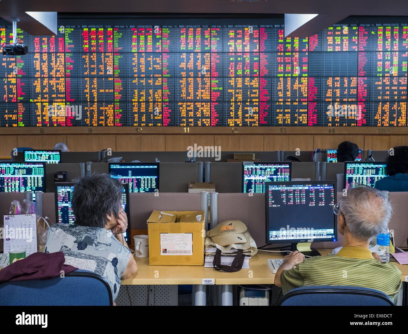 Bangkok, Tailandia. 8 Luglio, 2015. La gente guarda le scorte Tailandese presso una società di intermediazione mobiliare in Bangkok. Thai mercati finanziari e il Thai Baht entrambi valore perduto mercoledì. Il mercato azionario, lo Stock Exchange di Thailandia (SET) chiuso a 1,470.25, giù 13.52 o 0,91%, da martedì. Il Thai Baht chiuso a 33.90 Baht per 1 dollaro USA, è il punto più basso dal settembre 2009. Gli economisti hanno accusato la caduta in i cinesi sui mercati azionari e di incertezza sull'Unione per la gestione del bilancio greco crisi per le gocce in mercati Thai. Credit: Jack Kurtz/ZUMA filo/Alamy Live News Foto Stock