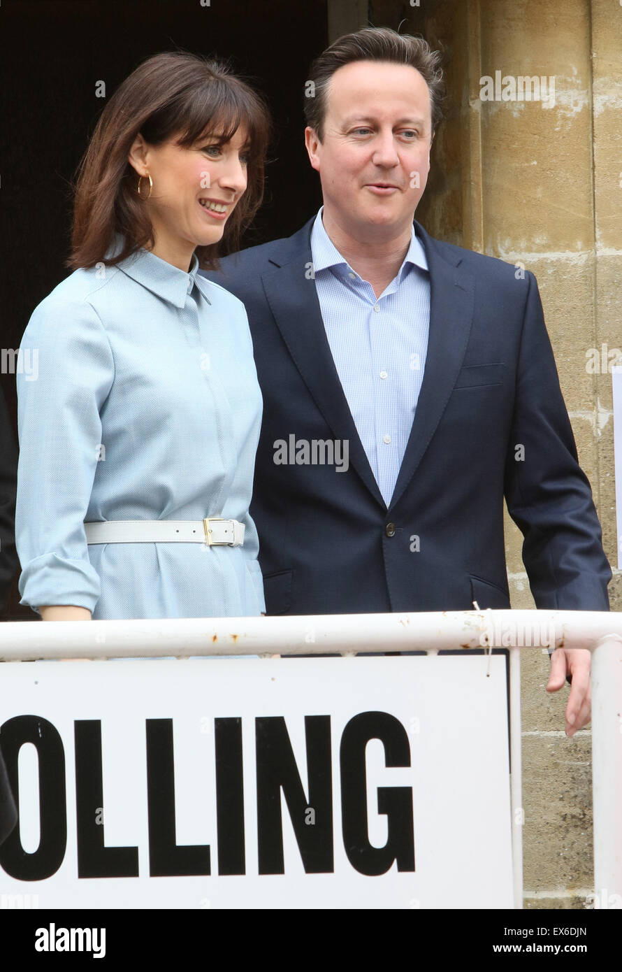 Il Primo Ministro David Cameron e sua moglie Samantha Cameron arriva a Spelsbury stazione di polling per il loro voto nel 2015 elezioni generali britanniche. Dotato di: David Cameron, Samantha Cameron dove: Avvinato, Regno Unito quando: 07 Maggio 2015 Foto Stock